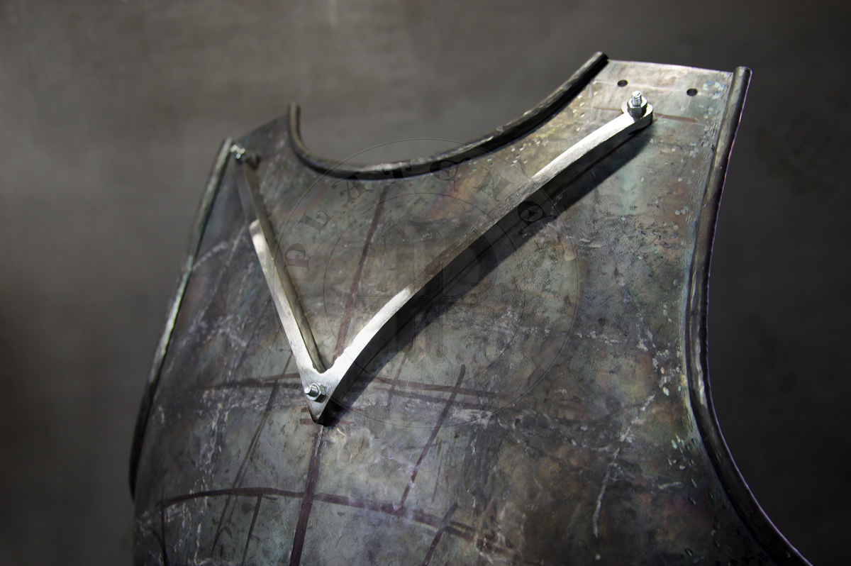 Breastplate based on Churburg CH14 piece. Forged V-shaped stop rib to deflect the points of weapons away from the neck. Material: hot forged 2 mm medium carbon steel. Heat hardened and tempered up to 42 HRC./ Napiernik wzorowany na ezgemplarzu z Churburga CH14. Materia: kuta na gorco stal redniowglowa o gruboci 2 mm. Kuta w ksztacie V ochrona szyi. Hartowany i odpuszczany do 42 HRC.